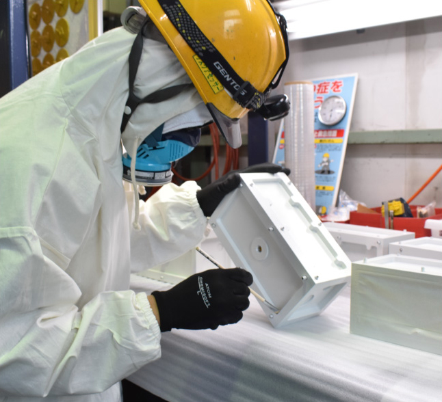 勤続10年以上のベテラン職人を中心に最後の一筆まで妥協しない仕上げ